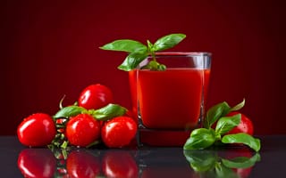 Картинка Стакан томатного сока со свежими помидорами на столе