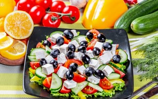 Картинка Греческий салат на столе со свежими овощами