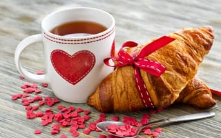 Картинка Круассан на столе с чашкой чая и сердечками