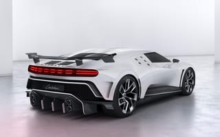 Картинка Белый автомобиль Bugatti Centodieci 2019 года вид сзади