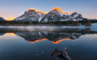 Картинка Вершины гор в лучах солнца отражаются в чистой воде озера