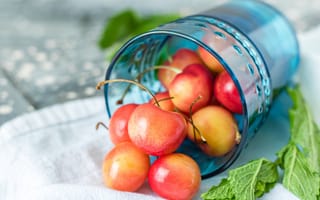 Картинка Спелые сочные ягоды черешни в стакане