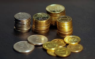 Картинка Монеты разным номиналом на столе