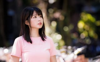 Картинка Настоящая девушка азиатка в розовой футболке