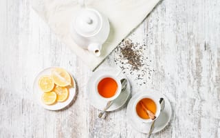 Картинка Чай на столе с кусками лимона