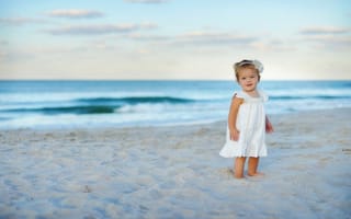 Картинка Девочка в белом платье на песке пляжа