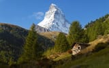 Обои: солнечно, Альпы, Swiss Alps, домик, небо, горы, пик, Швейцария, Zermatt, голубое, деревья, склон, Маттерхорн