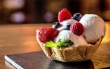 Обои: ice cream, raspberry, клубника, корзинка, десерт, малина, ягоды, yammy, сладкое, dessert, delicious, berries, вафля, мороженое, ежевика, sweet