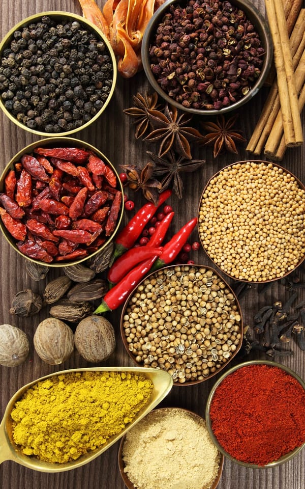 Обои: spices, table, star anise, тарелки, бадьян, красный перец, специи ...