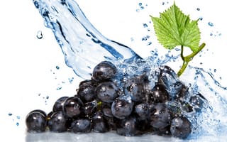 Картинка виноград в воде