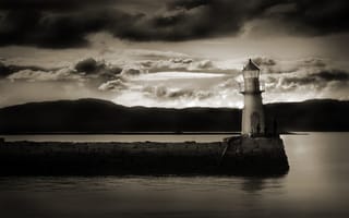 Картинка маяк, берег, облака, вода, тучи, черно-белое