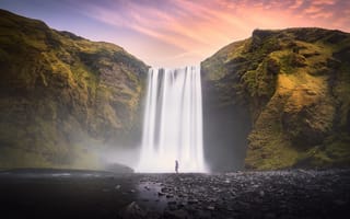 Картинка Скоугафосс, водопад, скала, утес, Скоугау, Исландия, природа, человек, вечер, сумерки, закат, заход