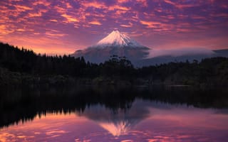 Картинка Таранаки, Новая Зеландия, горы, гора, природа, вулкан, вулканический, вершина, вода, озеро, пруд, отражение, небо, облака, туча, облако, тучи, вечер, сумерки, закат, заход