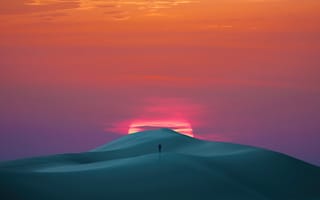 Картинка пустыня, песок, песчаный, дюна, засушливый, холм, бархан, природа, человек, солнце, вечер, сумерки, закат, заход