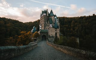 Картинка Замок Эльц, Германия, архитектура, замок, крепость, лес, деревья, дерево, природа, осень, вечер, сумерки