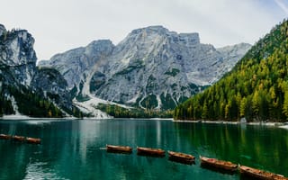 Картинка озеро Брайес, Брайес, озеро, лодки, Альпы, Доломитовые Альпы, Доломиты, Италия, горы, гора, природа, лодка