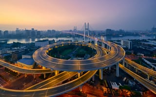 Картинка город, мост, дорога, закат, архитектура, пейзаж, транспорт, небо, свет, урбанистика