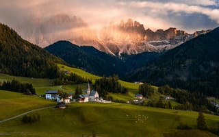 Картинка горы, гора, природа, Санта Маддалена, Санкт Маддалена, Южный Тироль, Италия, Доломитовые Альпы, Доломиты, Альпы, Итальянские Альпы, пейзаж, поселок, дома, облака, туча, облако, тучи, небо, вечер, закат, заход