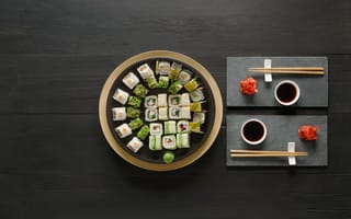 Картинка суши, еда, японская кухня, доска, соевый соус, васаби, закуска