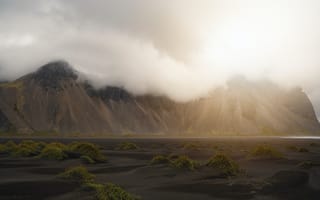 Картинка Вестрахорн, гора, мыс, берег, Icelandic coast, скала, океан, пейзаж, Стокснес, Исландия, горы, природа, туман, дымка