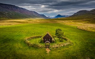 Картинка природа, дом, пейзаж, горы, трава, небо, одиночество