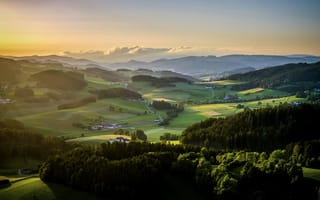 Картинка пейзаж, природа, горы, закат, зелень, долина, лес, поля, красота, мир