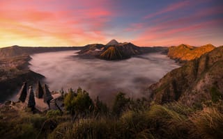 Картинка Бромо, Индонезия, горы, гора, природа, вулкан, вулканический, вечер, сумерки, закат, заход, туман, дымка