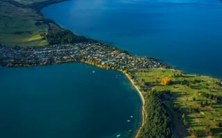 Картинка озеро, природа, пейзаж, город, вода, горы, осень