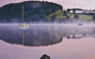 Картинка Озеро,  отражение,  лодка,  холмы,  туман,  5k,  4k