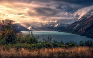 Картинка пейзаж, горы, озеро, природа, облака, осень, водоем, солнце, лес, красота