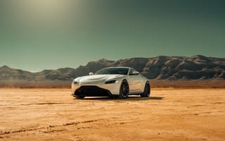 Картинка Aston Martin Vantage, Aston Martin, Vantage, машины, машина, тачки, авто, автомобиль, транспорт, пустыня, песок, песчаный, белый