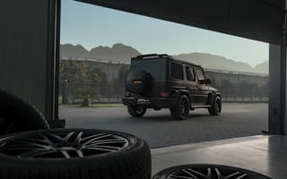 Картинка автомобиль, черный, G-класс, пейзаж, колеса, гараж, природа