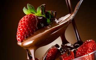 Картинка клубника, креманка, шоколад, ягоды, десерт, красные, ложка, листья, сладкое