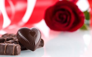 Обои роза, десерт, шоколадные, конфеты, сердечки, сердце, сладости, красная, цветок