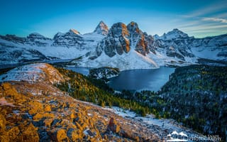 Картинка озеро, British Columbia, природа, Lake Magog, Assiniboine Provincial Park, alberta, снег, горы