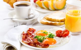 Обои breakfast, кофе, фрукты, сок, сервировка, круассаны, яичница с беконом, завтрак