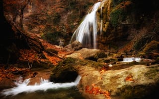 Картинка водопад, природа, осень, осенние, время года, сезоны, сезонные, скала, лес, деревья, дерево