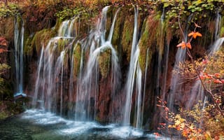 Картинка водопад, природа, осень, осенние, время года, сезоны, сезонные, скала, лес, деревья, дерево