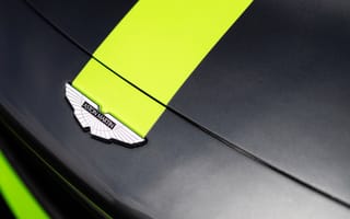 Картинка Aston Martin, Астон Мартин, спорткар, машины, машина, тачки, авто, автомобиль, транспорт, эмблема, лого, бампер, макро, крупный план