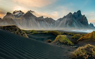 Картинка Вестрахорн, гора, мыс, берег, Icelandic coast, скала, океан, пейзаж, Стокснес, Исландия, горы, природа, вечер, закат, заход