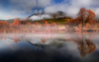 Картинка осень, осенние, время года, сезоны, сезонные, вода, озеро, пруд, река, облака, туча, облако, тучи, небо, туман, дымка