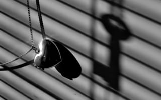 Обои кулон, ключ, черно-белые, сердечко, цепочка, макро, сердце, тень, серый