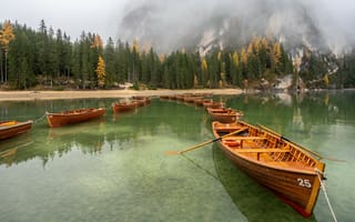 Картинка озера, озеро, природа, вода, пейзаж, гора, лес, деревья, дерево, лодка, туман, дымка