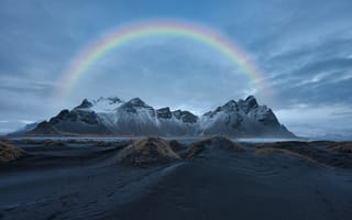 Картинка Вестрахорн, гора, мыс, берег, Icelandic coast, скала, океан, пейзаж, Стокснес, Исландия, горы, природа, радуга, облачно, облачный, облака, туча, облако, тучи, небо