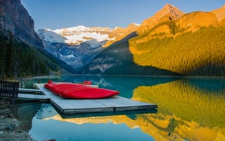 Картинка Канада, лодки, горы, небо, деревья, озеро