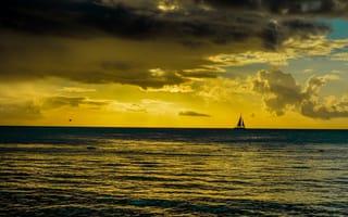 Картинка океан, море, вода, природа, лодка, парусник, парус, облака, туча, облако, тучи, небо, вечер, закат, заход