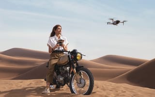 Картинка квадрокоптер, дрон, девушка, mavic, мотоциклы, байк, мотоцикл, дюна, засушливый, холм, бархан, пустыня, песок, песчаный