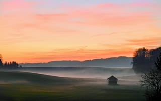 Картинка пейзажи, утро, туман, поле, домик