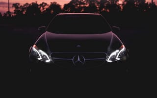 Картинка Mercedes, Мерседес, современная, машины, машина, тачки, авто, автомобиль, транспорт, вид спереди, спереди, фара, ночь, темнота, свечение, темный