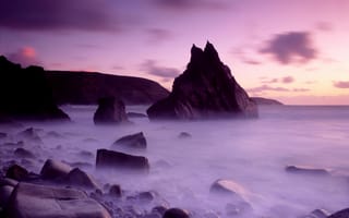 Картинка море, небо, природа, вода, фиолетовый, скалы, облака, сиреневый, туман, цвет, камни, вечер
